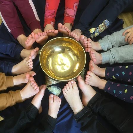 Bild enthält, People, Person, Baby, Body Part, Finger, Hand, Bowl