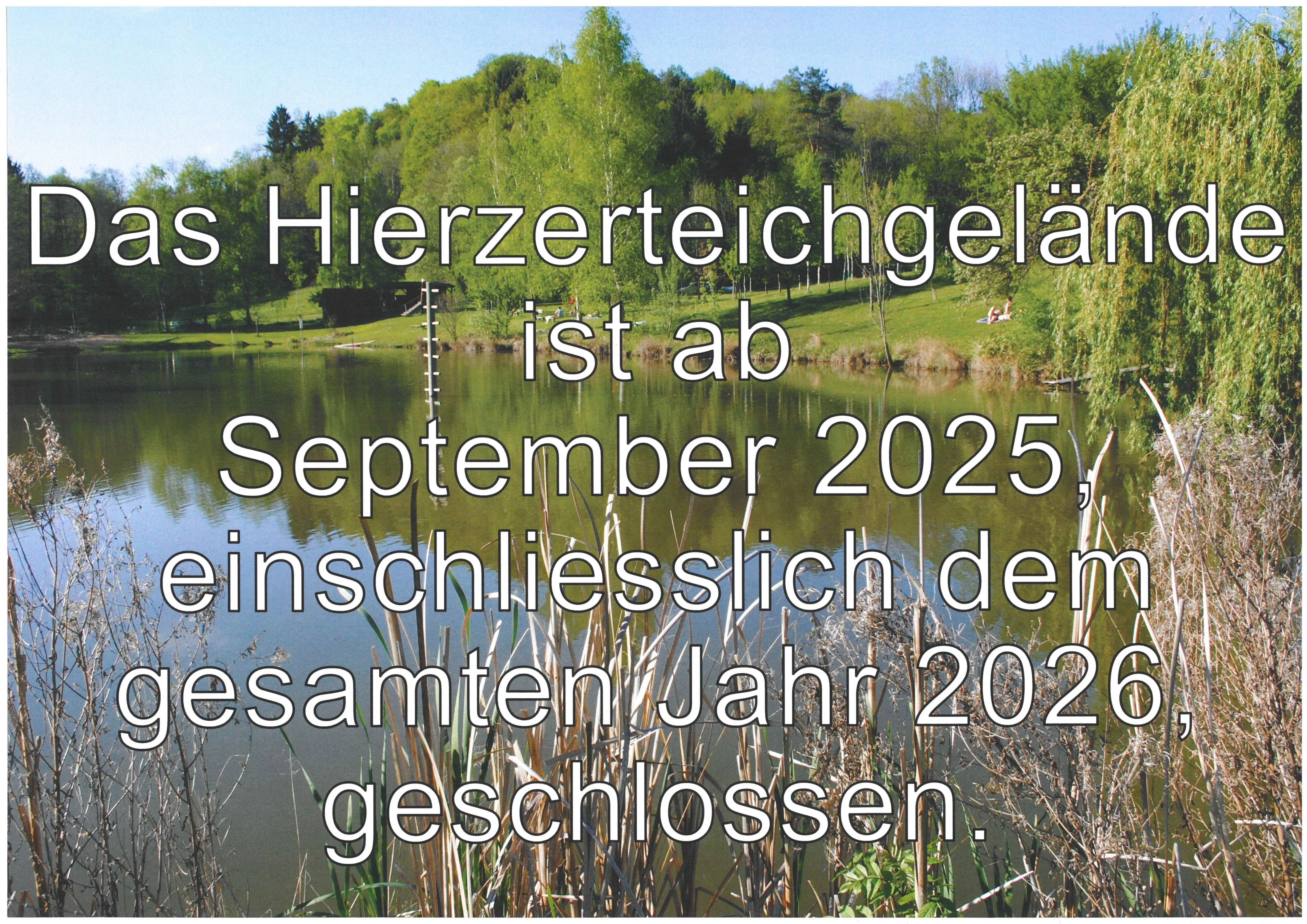 Ein See mit Bäumen und einer Rasenfläche. Der Textüberlagerung lautet 'Herzteichgela ist ab September 2025 einschließlich des gesamten Jahres 2020 geschlossen.'