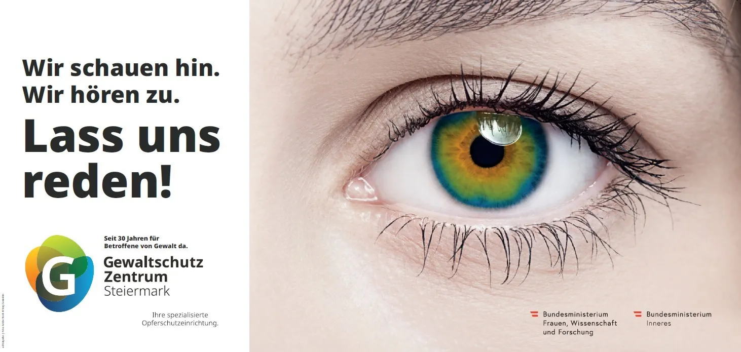 Ein Nahaufnahme eines weiblichen Auges mit langen Wimpern, einer blauen Iris und einem Lichtreflex. Das Bild ist im Hintergrund leicht verschwommen.
