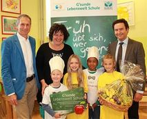 v.l.n.r. Rudolf Altersberger, amtsführender Präsident des Landesschulrates für Kärnten, Margot Stern-Isak, Direktorin der Volksschule 1 Feldkirchen, sowie Georg Steiner, MBA, Obmann der Kärntner Gebietskrankenkasse, mit Schülerinnen und Schülern der Volksschule 1 Feldkirchen