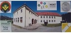 Ein großes weißes Gebäude mit roten Dächern und mehreren Fenstern wird angezeigt. Logos und Text sind über das Bild verstreut.