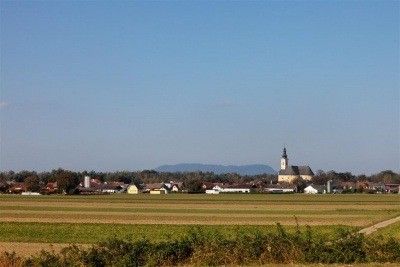 Bild enthält, Airfield, Airport, Nature, Outdoors, Grass, Plant, Field
