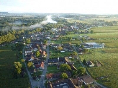 Bild enthält, Outdoors, Nature, Countryside, Suburb, Rural, Aerial View, Farm, Architecture, Building, Housing