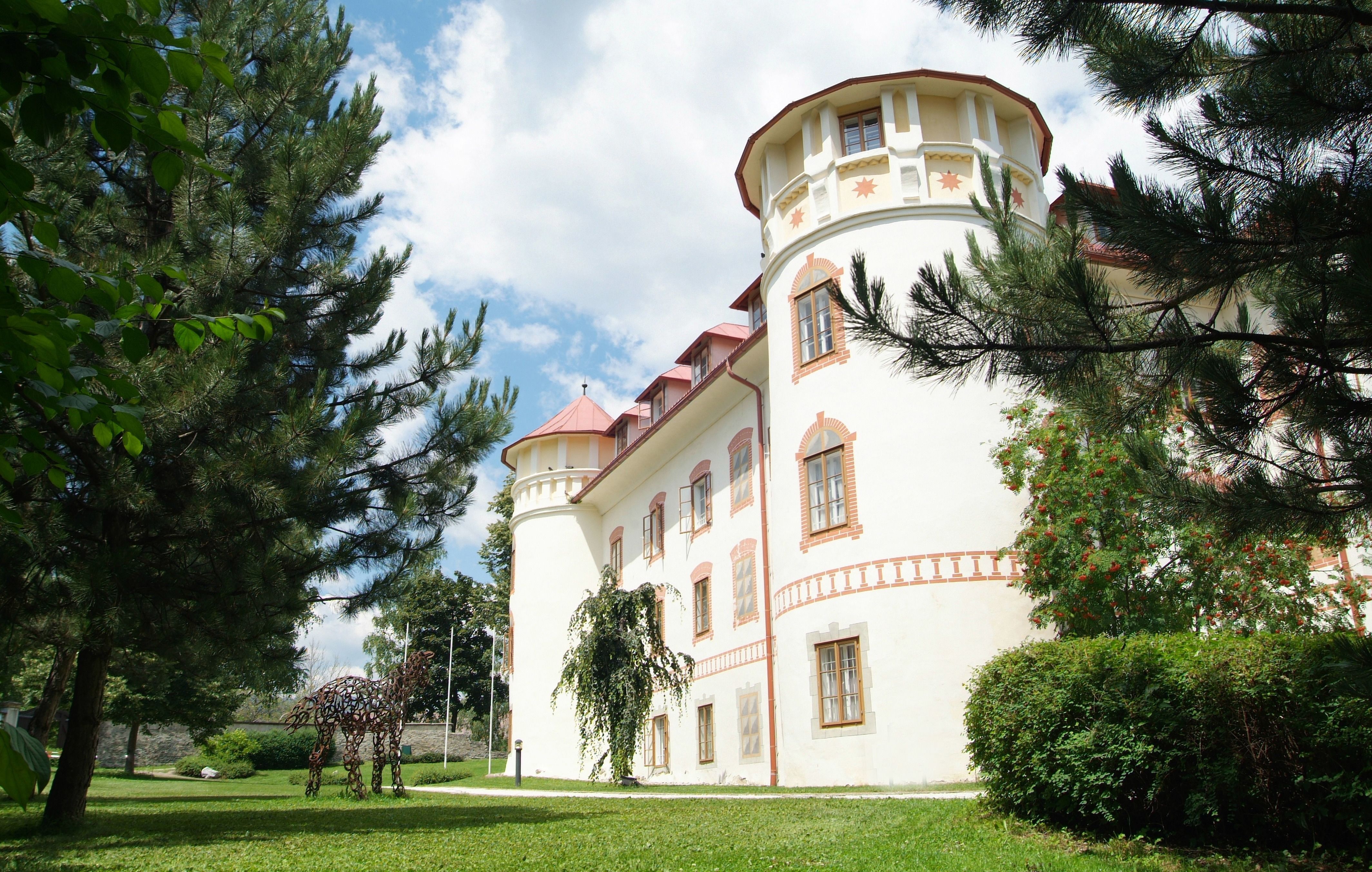 Bild enthält, Grass, Tree, Building, Housing, Villa, Lawn, Fir, Conifer, Giraffe, Resort