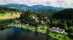 Bild enthält, Nature, Outdoors, Scenery, Lake, Water, Building, Tree, Fir, Vegetation, Aerial View