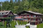 Bild enthält, Neighborhood, Building, Hotel, Tree, Fir, Monastery, Resort, Car, Nature, Outdoors