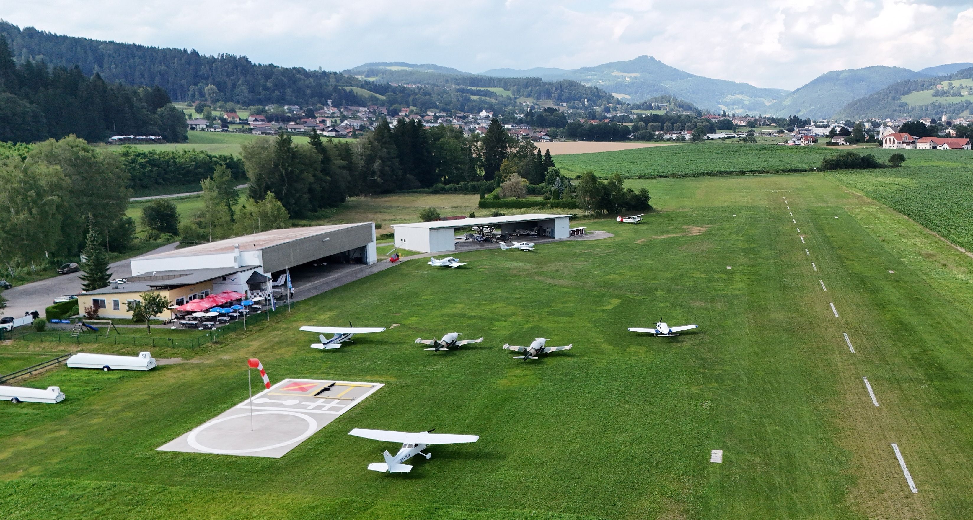 Bild enthält, Airport, Airfield, Aircraft, Airplane, Transportation, Vehicle, Architecture, Building, Car, Outdoors