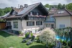 Bild enthält, Cottage, House, Housing, Grass, Plant, Villa, Outdoors, Chair, Nature, Lawn
