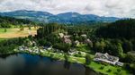 Bild enthält, Architecture, Building, Nature, Outdoors, Scenery, Lake, Water, Tree, Fir, Aerial View