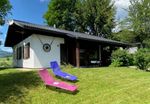 Bild enthält, Shelter, Grass, Cottage, Housing, Villa, Interior Design, Chair, Furniture, Lawn, Chaise