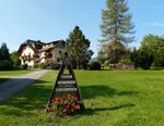 Bild enthält, Grass, Neighborhood, Lawn, Tree, Outdoors, Shelter, Fir, Villa, Nature, Park