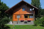 Bild enthält, Cottage, House, Housing, Interior Design, Villa, Grass, Plant, Outdoors, Shelter, Nature