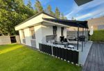 Bild enthält, Indoors, Interior Design, Nature, Outdoors, Yard, Grass, Plant, Housing, House, Chair