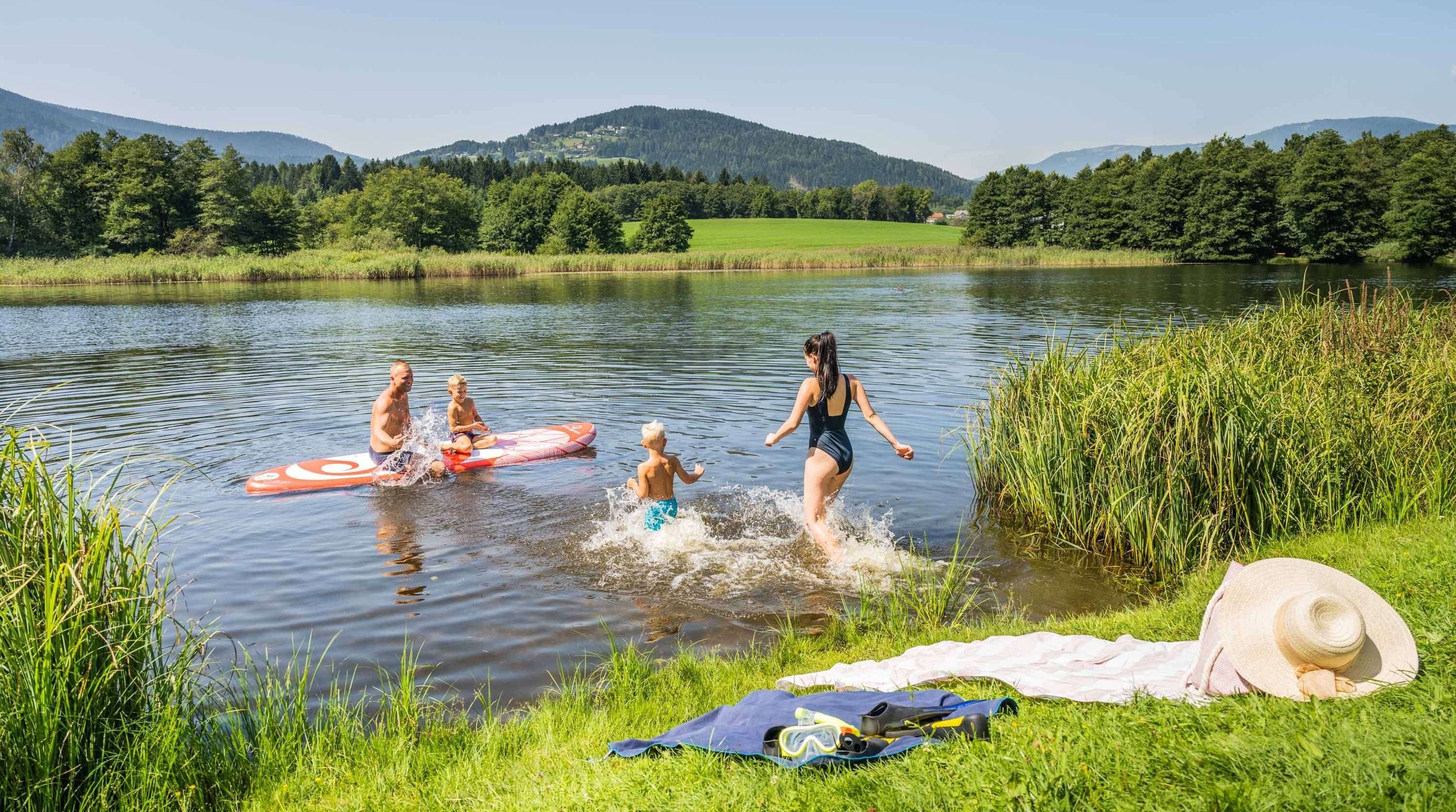Bild enthält, Summer, Nature, Outdoors, Scenery, Person, Swimming, Water, Grass, Swimwear, Lake