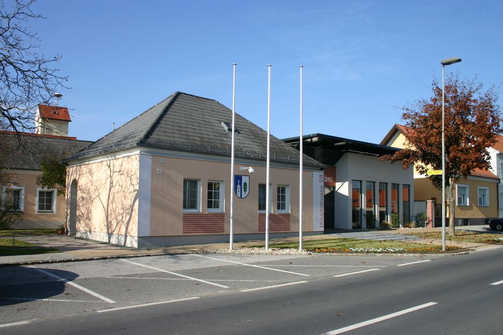  Abschnitt Bild: Bild enthält, Neighborhood, Road, City, Street, Intersection, Suburb, Tarmac, Building, Car, Plant