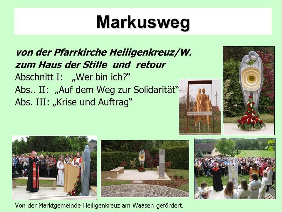 Ein Bild zeigt einen religiösen Zug mit einer Statue, Menschen in zeremonieller Kleidung und einer Gruppe von Menschen, die einem Priester zuhören. Es zeigt auch ein Denkmal mit einer Statue und roten Blumen.