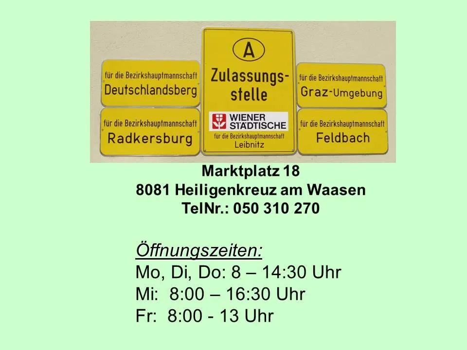Das Bild zeigt ein Schild für das Bezirksfinanzamt in Heiligenkreuz am Waasen. Es listet vier Bezirke auf: Deutschlandsberg, Radkersbrug, Graz-Umgebung und Feldbach. Die Adresse lautet Marktplatz 18, 8081 Heiligenkreuz am Waasen. Telefonnummer 050 310 270 und Öffnungszeiten sind ebenfalls angegeben.
