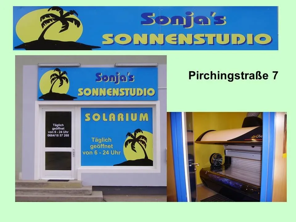 Ein Schild für Sonjas Sonnenstudio ist zu sehen. Es zeigt eine tropische Palme und Sonnenbildsprache. Das Studio ist täglich von 6 Uhr morgens bis Mitternacht geöffnet.