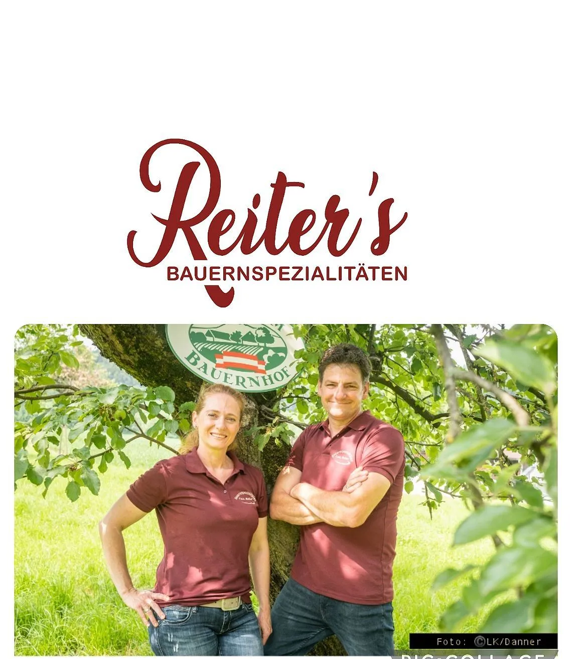 Ein Mann und eine Frau in passenden braunen Shirts stehen unter einem Baum. Der Baum hat ein Schild mit der Aufschrift 'Bauernhof'. Der Mann hat die Arme verschränkt und die Frau lächelt.
