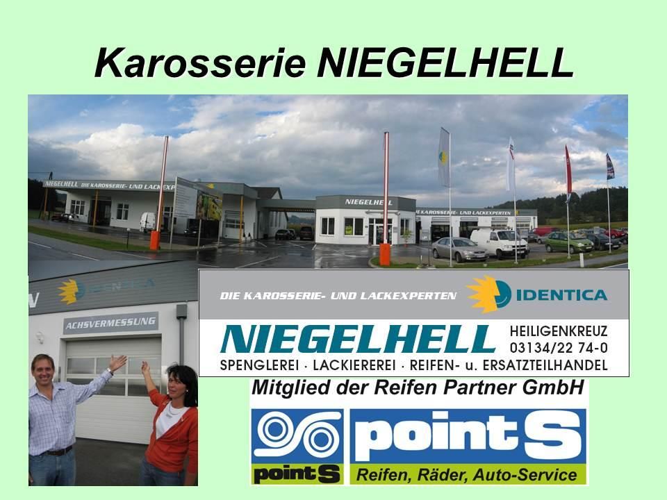 Ein Bild von Karosserie Niegelhell, einer Autowerkstatt mit mehreren Autos davor. Zwei Personen stehen vor dem Laden, und Fahnen stehen auf Stangen. Das Bild enthält Informationen über ihre Dienstleistungen, Reifen Partner GmbH und Point S.