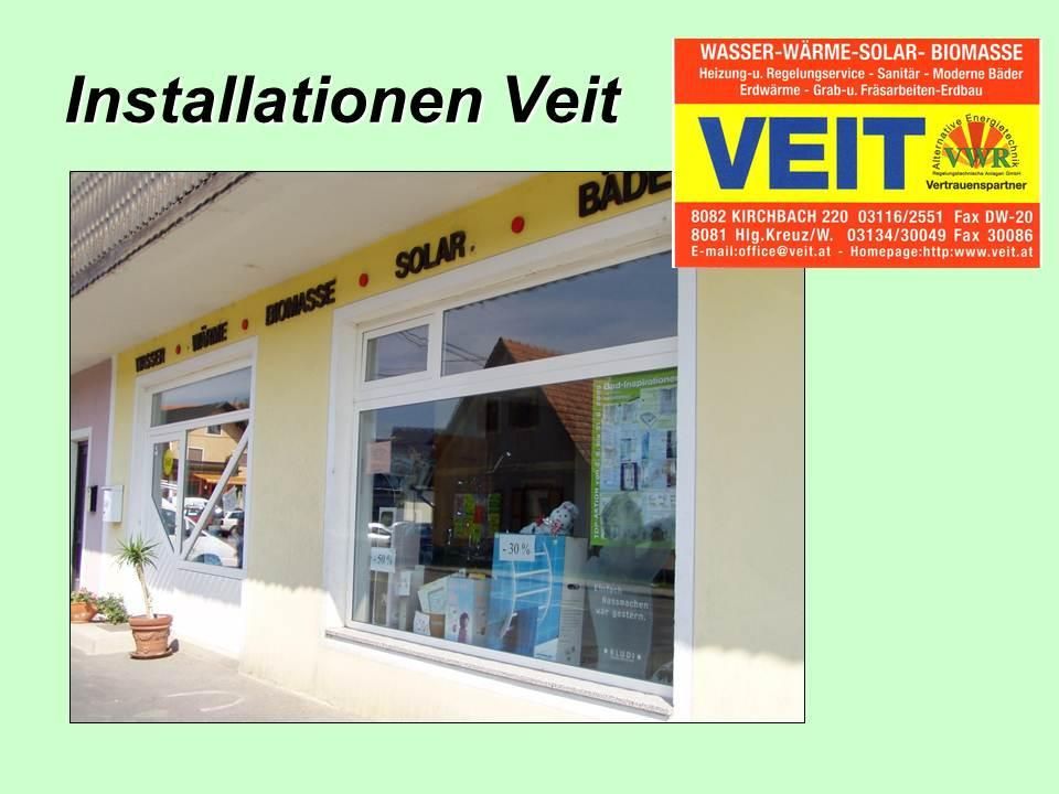 Ein Ladenlokal mit gelben Wänden zeigt ein Schild mit der Aufschrift 'Installationen Veit'. Es gibt ein Fenster mit einem Rabattschild und Gegenständen im Inneren. Das Ladenlokal hat einen Topf mit einer Pflanze links.