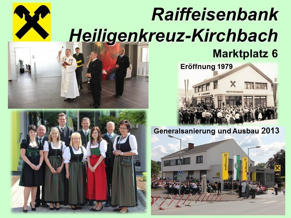Das Bild zeigt eine Collage mehrerer Szenen. Es zeigt einen Priester, der eine Zeremonie in einem Saal durchführt, eine Gruppe von Menschen in traditioneller Kleidung, die zusammenstehen, und eine Menschenmenge, die sich vor einem Gebäude versammelt. Der Text beinhaltet 'Raiffeisenbank Heiligenkreuz-Kircbbach Marktplatz Eroffnung 1979' und 'Generalsanierung und Ausbau.'