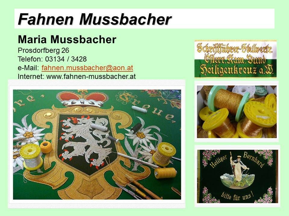 Ein Bild einer Visitenkarte für Fahnen Mussbacher, ein Unternehmen, das sich auf Fahnenstickerei spezialisiert hat, mit Kontaktdaten und Bildern von Stickwerkzeugen und einer Fahne.