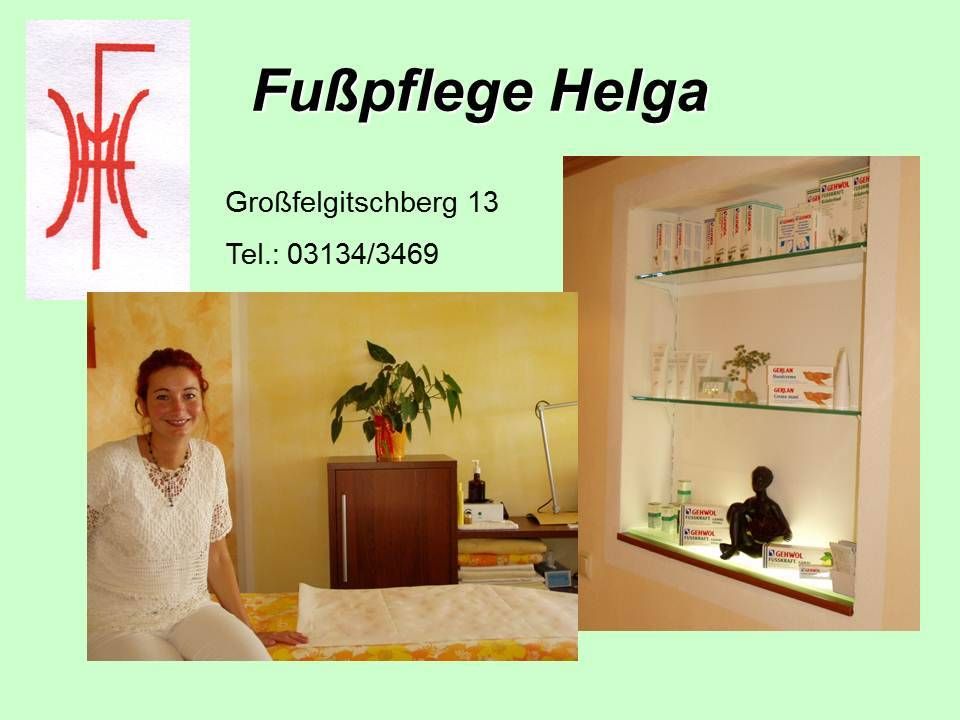 Eine lächelnde Frau sitzt auf einem Bett. Hinter ihr steht ein Holzschrank, ein Schreibtisch und eine Lampe. Im Regal sind medizinische Utensilien.