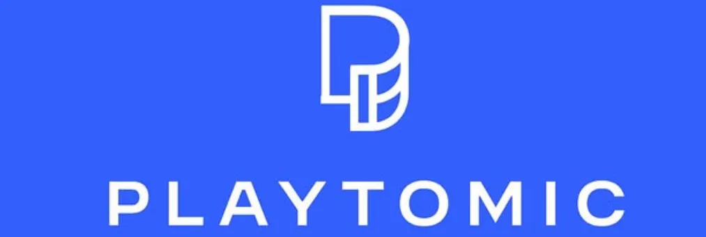 Ein blauer Hintergrund mit dem weißen Playtomium-Logo, das einen stilisierten Buchstaben 'P' in der Mitte mit einer geschwungenen Linie auf der rechten Seite zeigt.