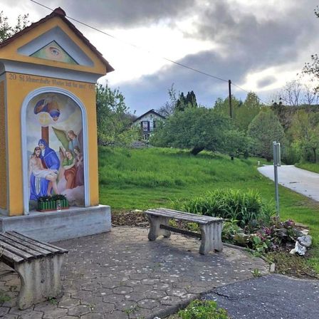 Bild enthält, Bench, Furniture, Building, Monastery, Person, Outdoors, Grass, Plant, Gravestone, Graveyard