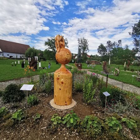 Bild enthält, Outdoors, Plant, Tree, Graveyard, Gravestone, Tomb, Person, Nature, Yard, Kangaroo