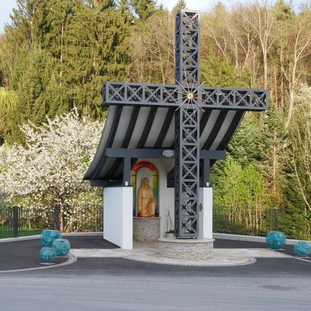 Bild enthält, Cross, Symbol, Outdoors, Person, Plant, Tree, Prayer, Vegetation, Graveyard