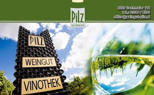 Ein Werbebild für den Weingut Pilz Gschmaier. Das Bild zeigt ein weinflaschenförmiges Schild mit den Worten 'PILZ' und 'WEINGUTEN'. Ein Glas mit Wein ist ebenfalls zu sehen.