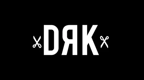 Schwarzer Hintergrund mit weißem Text, der 'DARK' steht, mit einem Scherensymbol auf beiden Seiten des Wortes.