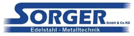 Das Logo für SORGER, ein Unternehmen, das sich auf Edelstahl und Metalltechnologie spezialisiert hat, auf weißem Hintergrund dargestellt.