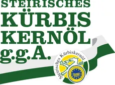 Das Logo für die Steirische Kurbiskernöl G.G.A. mit einem grün-weißen Design, einem Pferd und dem Text 'Steirisches Kurbiskernöl'.
