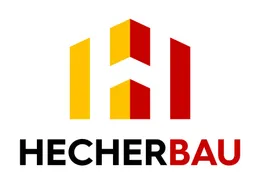 Das Logo besteht aus drei vertikalen Linien, wobei die mittlere in zwei Abschnitte geteilt ist. Der obere Abschnitt ist gelb und der untere rot. Unten steht das Wort Hecherbau in schwarz und rot geschrieben.