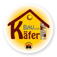 Ein gelber runder Logo mit einem Hausdesign, das den Wort 'Käfer' in fetten roten Buchstaben zeigt. Darunter steht der Text 'Bau GmbH' und ein Mauerdesign aus Ziegeln. Unten befindet sich ein gelber Kreis mit einem Strich durch ihn hindurch.