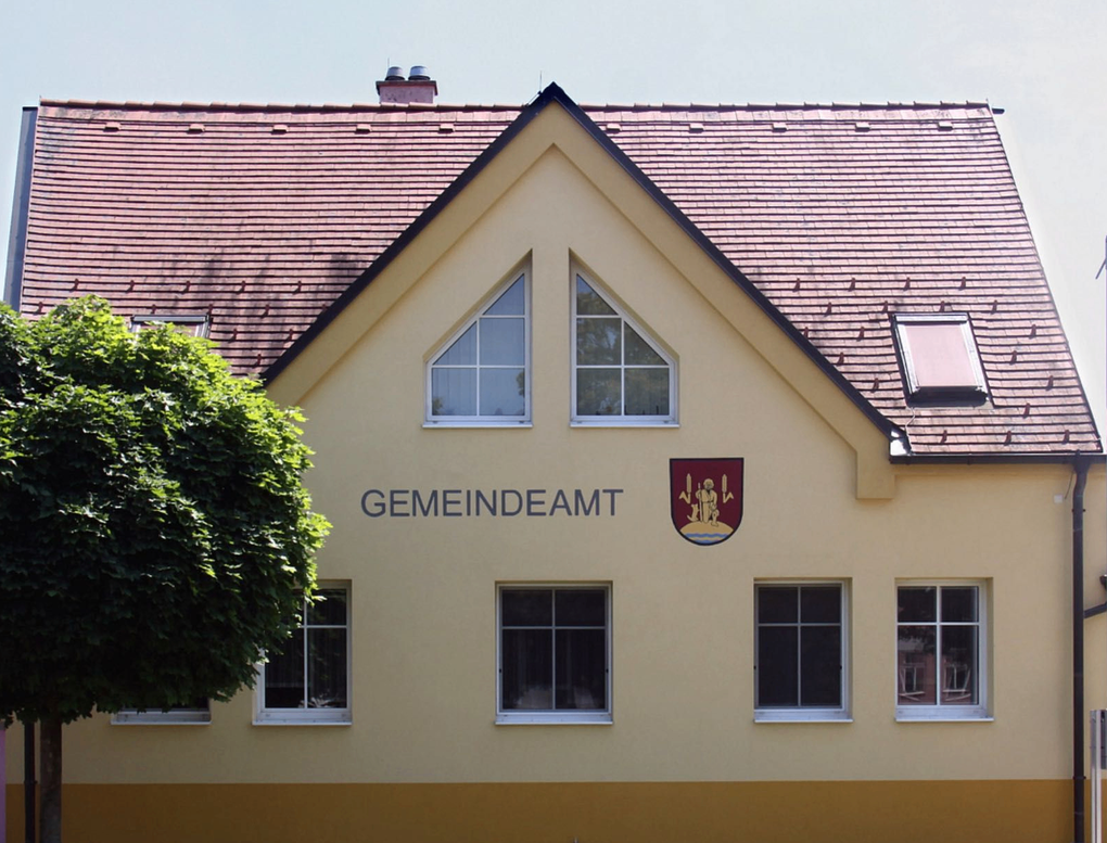  Abschnitt Bild: Bild enthält, Architecture, Building, House, Housing, Roof, Window, Person