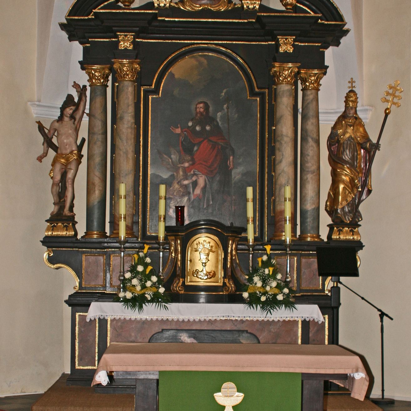 Bild enthält, Altar, Building, Church, Prayer, Person, Adult, Female, Woman, Candle, Face