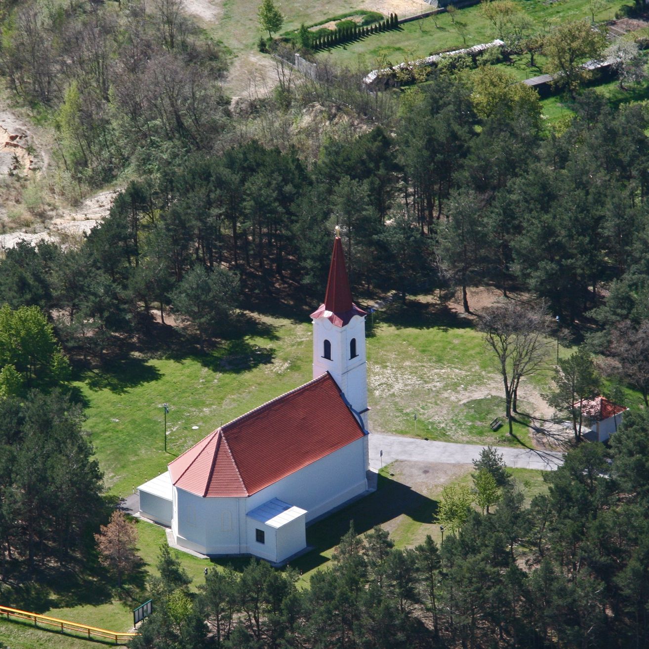 Bild enthält, Building, Monastery, Tree, Outdoors, Vegetation, Housing, Nature, Woodland, Aerial View, House