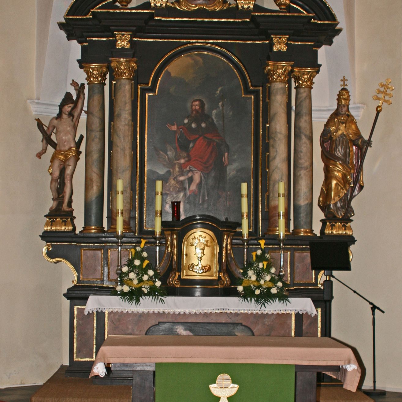 Bild enthält, Altar, Building, Church, Prayer, Person, Adult, Female, Woman, Candle, Face