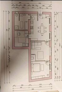 Ein Grundrissdiagramm mit verschiedenen Räumen und Zentimetern beschriftet. Der Grundriss umfasst Bad, Wohnzimmer, Küche und Schlafzimmer. Die Abmessungen sind am Rand markiert.