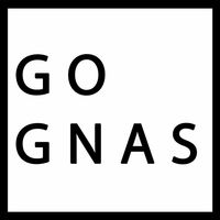 Schwarzer Text liest GO GNAS in Großbuchstaben auf weißem Hintergrund.