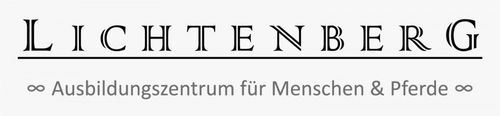 Ein Schwarz-Weiß-Bild mit den Worten 'I C H T E N B E R' und 'Ausbildungszentrum für Menschen & Pferd'.