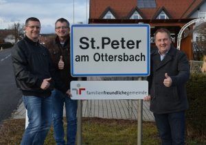 Bild enthält, Sign, Symbol, Adult, Male, Man, Person, Coat, Advertisement, Road Sign, Face