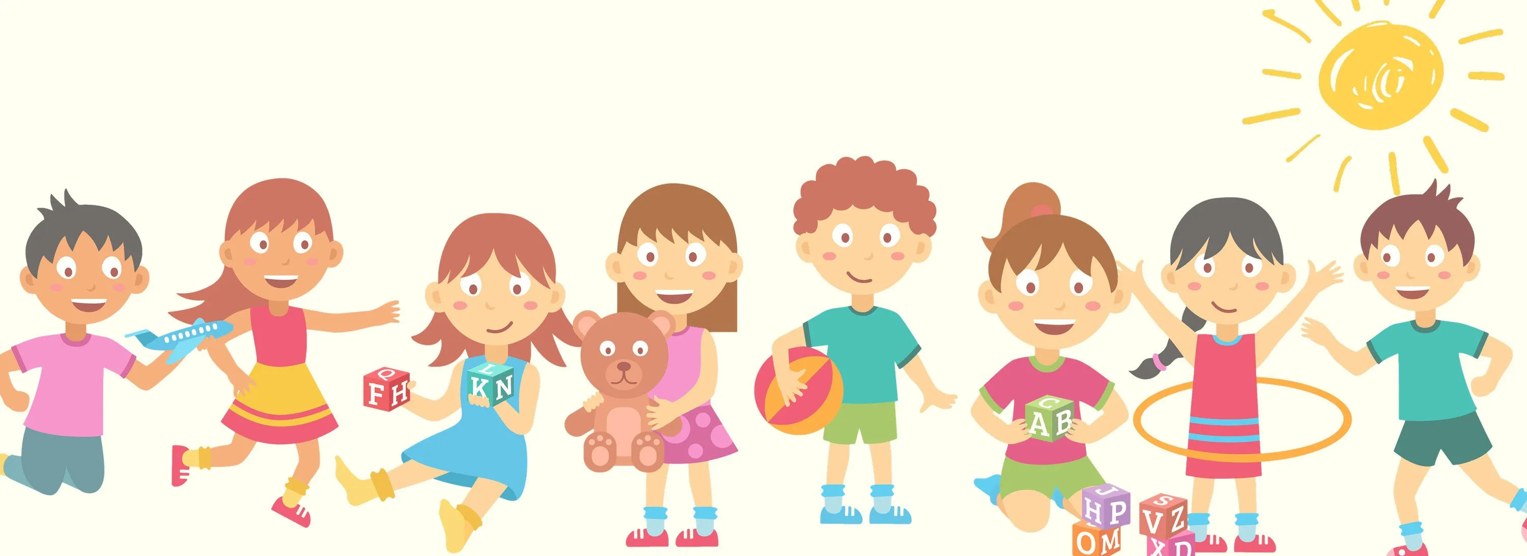 Vier lächelnde Kinder. Ein Mädchen hält einen braunen Teddybären, ein anderes Mädchen hält einen Würfel, ein Junge hält einen Ball und ein anderer Junge hält einen Würfel.
