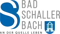 Eine stilisierte Abbildung mit einem blauen Fluss oder Gewässer, einem grauen Hintergrund und einem Logo mit einem weißen Umriss eines Vogelkäfigs auf einem blauen Quadrat.