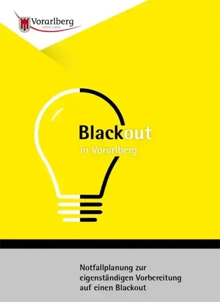 Ein gelbes Plakat mit dem Wort Blackout in Vorarlberg. Es hat ein Symbol einer Glühbirne und einen Text, der Notfallplanung zur eigenständigen Vorbereitung auf einen Blackout lautet.