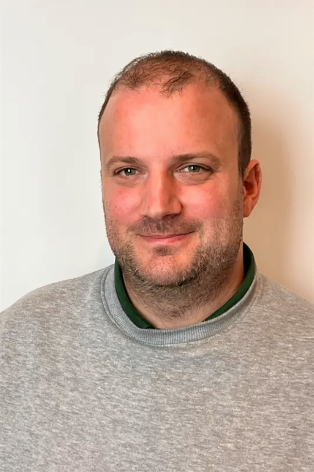 Bild enthält, Crew Cut, Person, Blonde, Head, Face, Adult, Male, Man, Neck, Smile